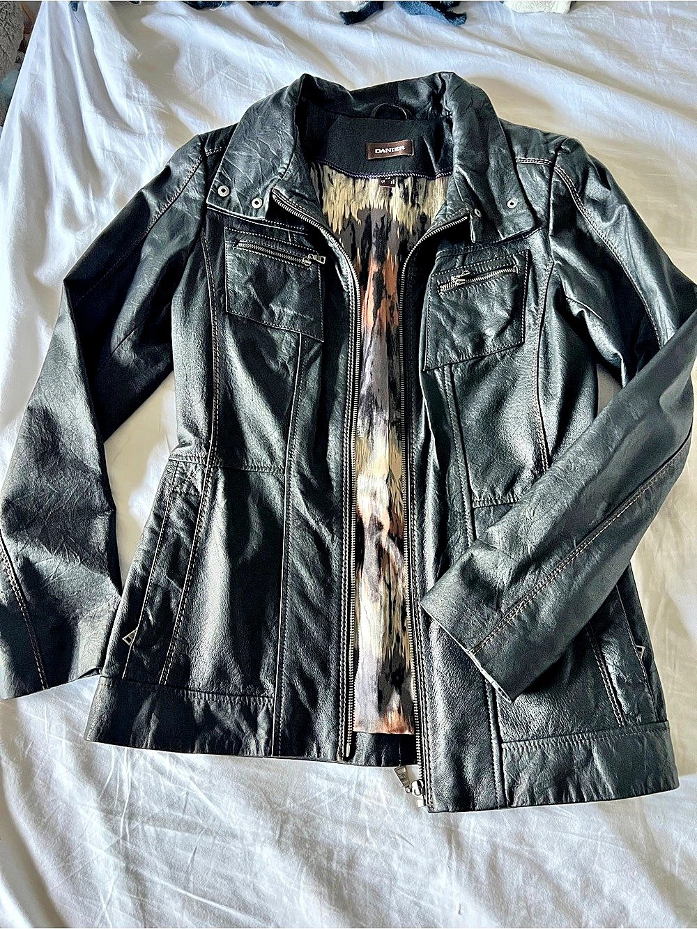 Danier Women's Leather Moto Jacket Size Medium (8)